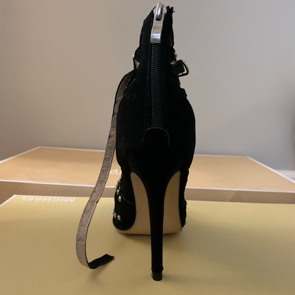 Woman’s heals - Picture 10 of 16